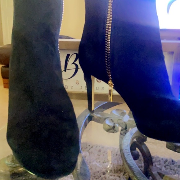 Michael Kors Ankle Boot. Size 8 - Picture 4 of 6